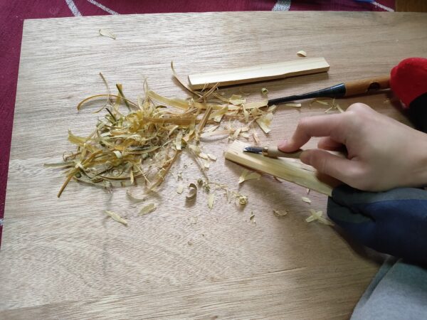 竹を削って形を作っていく